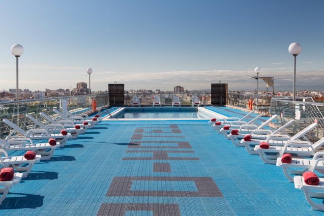 Buitenzwembad met zonneterras van Hotel Expo in Valencia