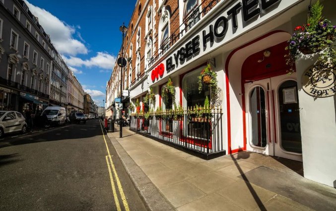 Ingang van Hotel OYO Elysee in Londen