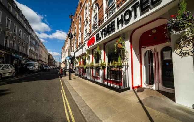 Ingang van Hotel OYO Elysee in Londen