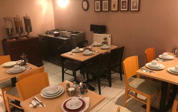 Ontbijtzaal van Hotel OYO Elysee in Londen