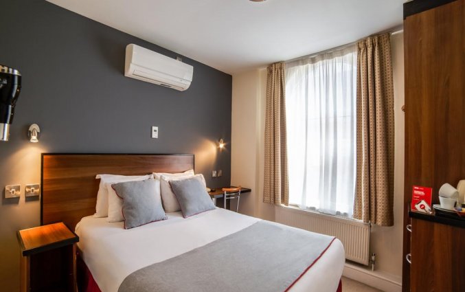 Tweepersoonskamer van Hotel OYO Elysee in Londen