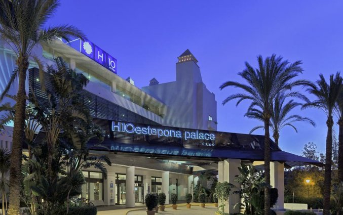 Ingang hotel H10 Estepona Palace in Costa Del Sol