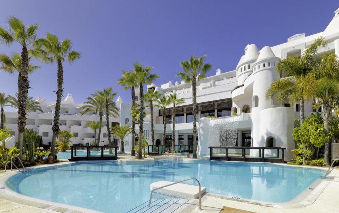 Zwembad hotel H10 Estepona Palace in Costa Del Sol