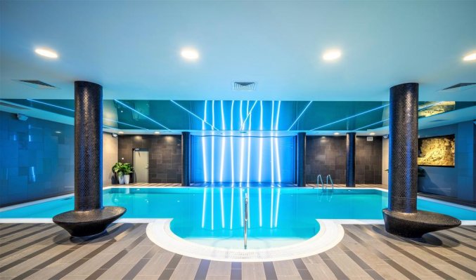 Zwembad van Hotel Wellton Riverside Spa in Riga