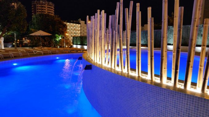 Zwembad van hotel Primavera Park in Alicante