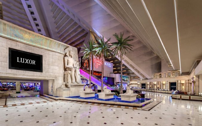 Lobby van hotel Luxor en Casino