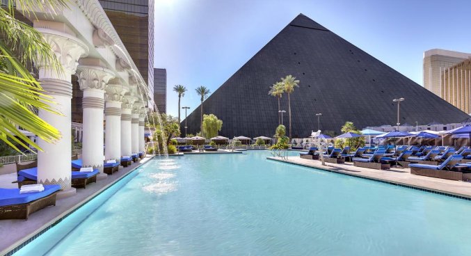 Zwembad van hotel Luxor & Casino