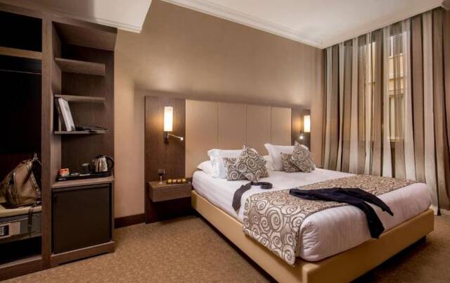 Slaapkamer van hotel Savoy in Rome