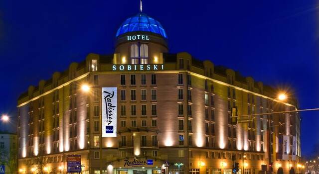 Gebouw van Hotel Radisson Blu Sobieski in Warschau 