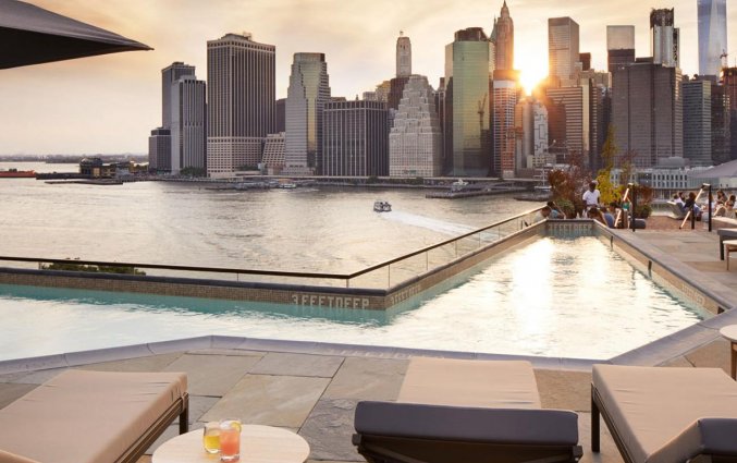 Dakterras met zwembad van Hotel 1 Brooklyn Bridge in New York