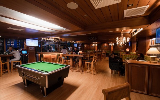 Bar met pooltafel in Pebbles Resort St. Paul's Bay