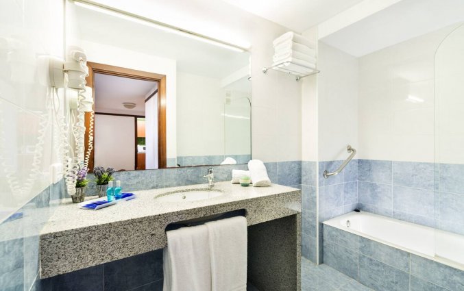 Badkamer van een appartement van ApartHotel Costa Encantada in de Costa Brava