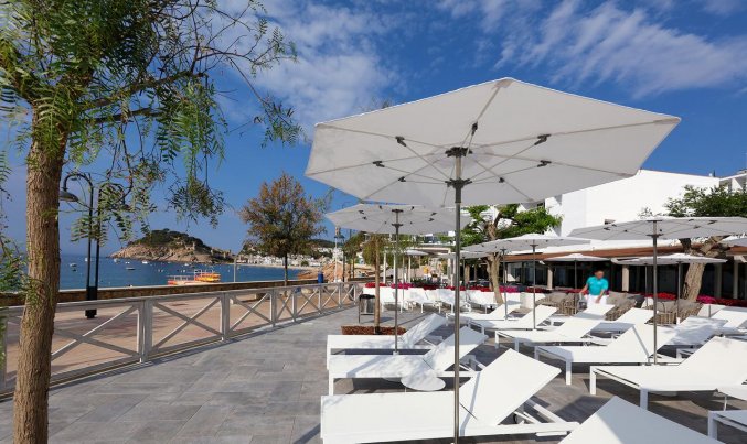 Ligbedjes bij zwembad van Hotel Golden Mar Menuda aan de Costa Brava