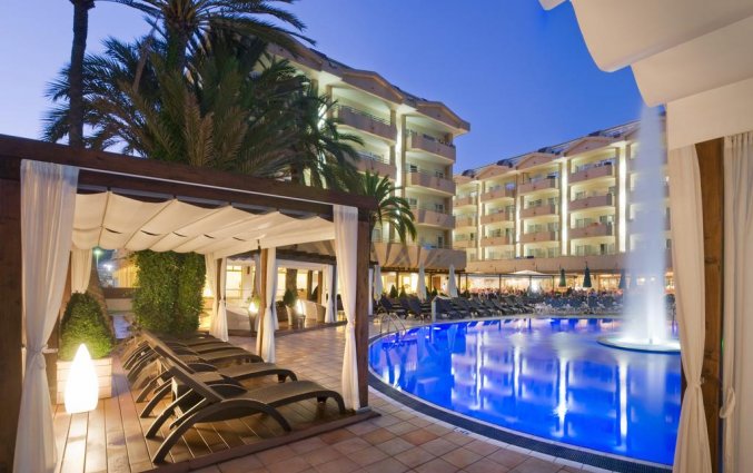 Ligbedden en buitenzwembad van Hotel Florida Park in Costa Brava