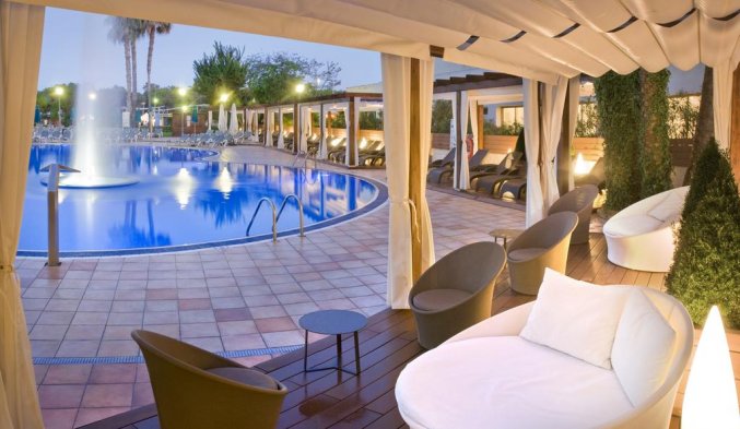 Zitgedeelte en buitenzwembad van Hotel Florida Park in Costa Brava