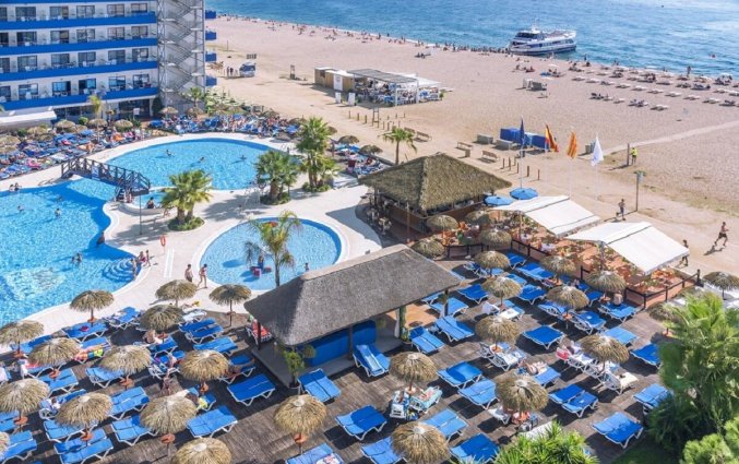 Terras, zwembad en strand bij Hotel Tahiti Playa in de Costa Brava