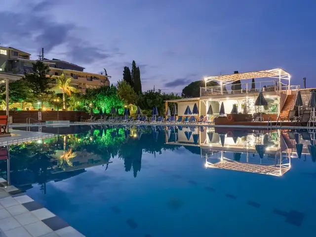 Hotel Koukounaria swimmingpool with view of hotel