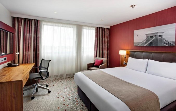 Hotelkamer met een tweepersoonsbed van hotel Holiday Inn in Bristol