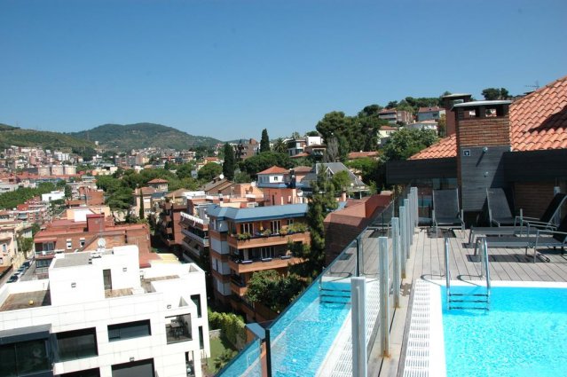 Dakterras met zwembad en uitzicht van Hotel Catalonia Park Güell in Barcelona