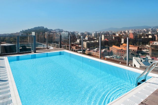 Dakterras met zwembad van Hotel Catalonia Park Güell in Barcelona