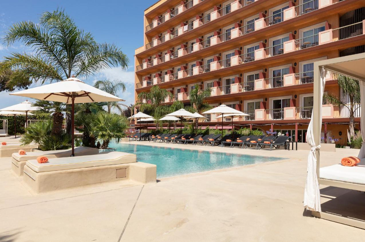 Zwembad met ligbedden van Hotel Luna Club & Spa Costa Brava