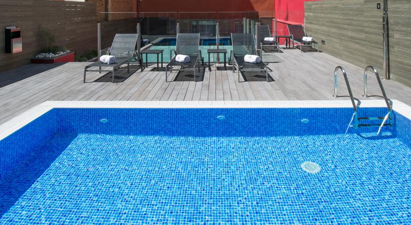 Buitenzwembad met zonneterras van Hotel Catalonia Sagrada Familia in Barcelona