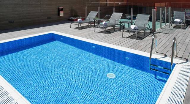 Buitenzwembad van Hotel Catalonia Sagrada Familia in Barcelona