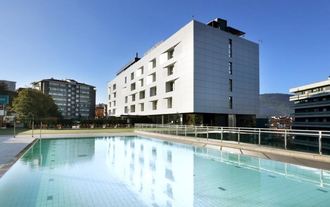 Buitenzwembad van Hotel Occidental in Bilbao