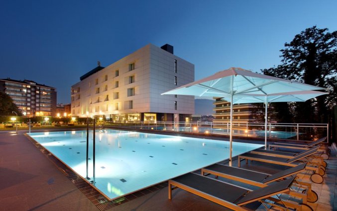Het buitenzwembad van Hotel Occidental in Bilbao 