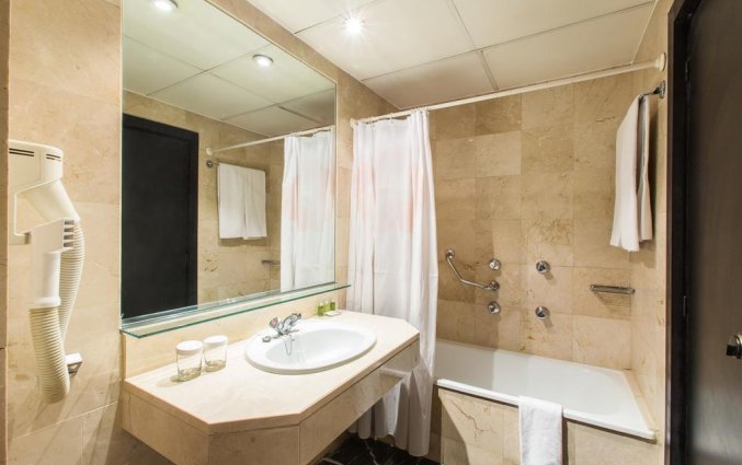 Badkamer van een tweepersoonskamer van Hotel Expo in Barcelona