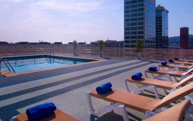 Dakterras met zwembad en zonneterras van Hotel Expo in Barcelona