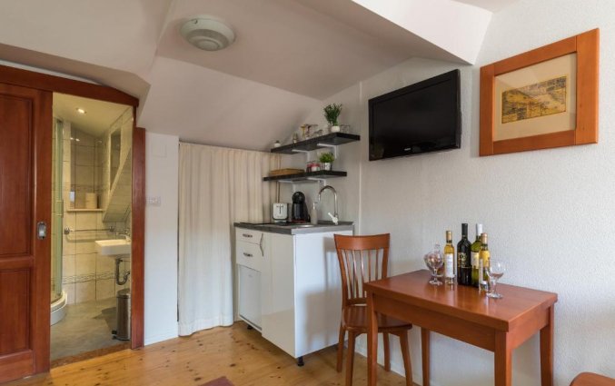 Keuken en eetgedeelte in een studio van appartementen Ivana Old Town Dubrovnik
