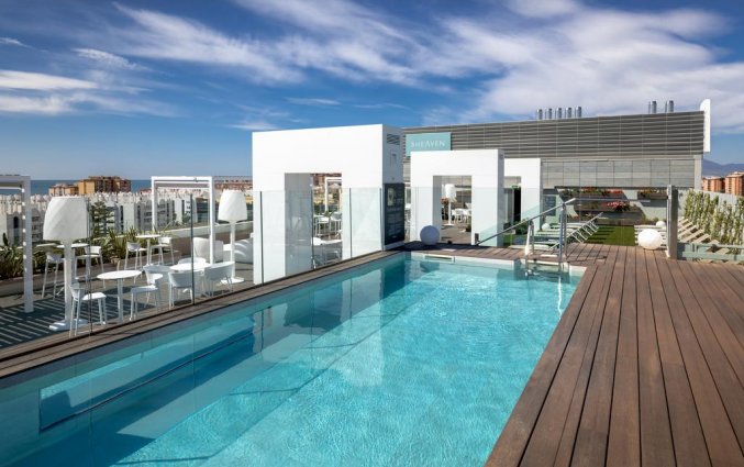 Dakterras met zwembad van Hotel Barcelo Malaga