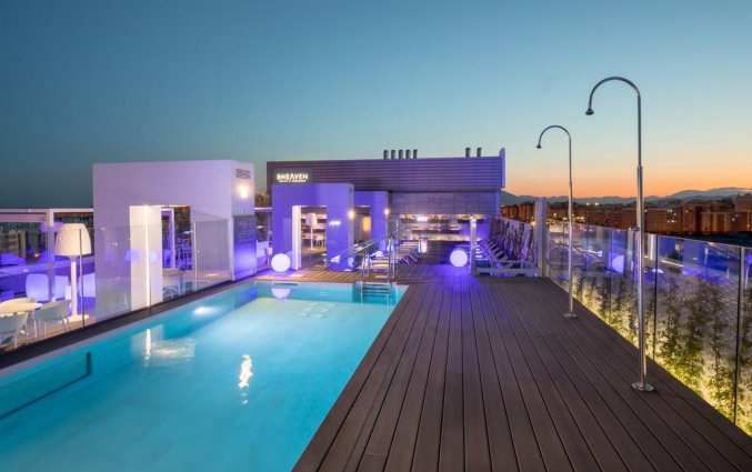 Dakterras van Hotel Barcelo Malaga met zwembad en bar