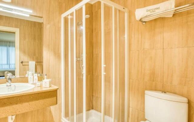 Badkamer van een tweepersoonskamer van Hotel Sercotel Arenal in Bilbao