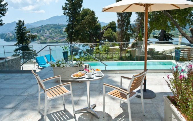 Zwembad van hotel Corfu Holiday Palace in Corfu