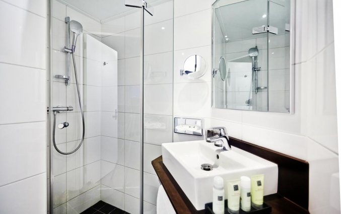 Badkamer in een kamer van Amsterdam Tropen Hotel
