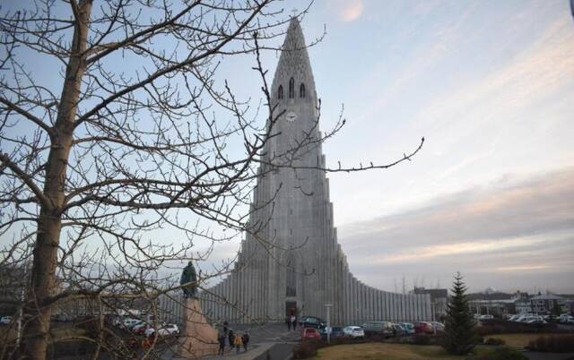 Uitzicht vanaf Hotel Leifur Eiriksson op de kerk