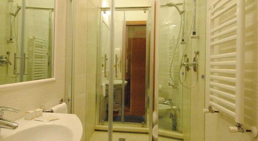 Badkamer in een kamer van Hotel Verona