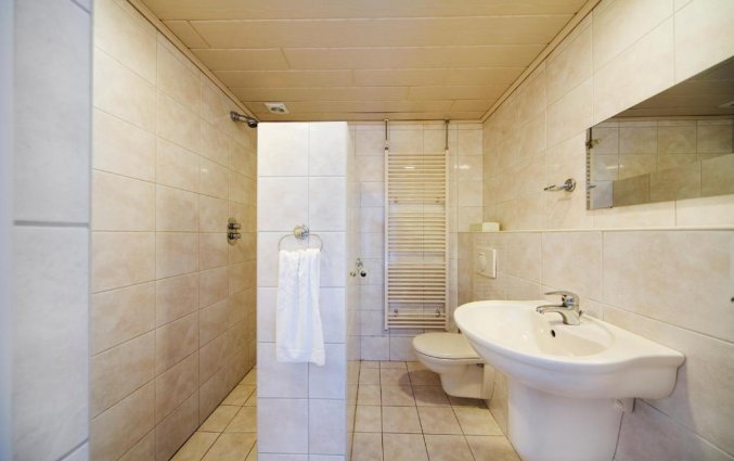 Badkamer met douche in Fletcher Landgoed Renesse Nederlandse Kust