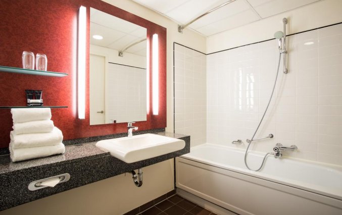 Badkamer van een tweepersoonskamer van Hotel Bilderberg Europa Scheveningen aan de Nederlandse Kust