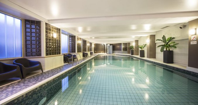 Binnenzwembad van Hotel Bilderberg Europa Scheveningen aan de Nederlandse Kust