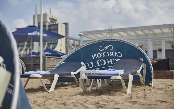 Ligbedden op het strand bij Hotel Carlton Beach Scheveningen aan de Nederlandse Kust