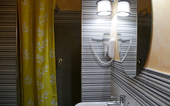 Badkamer met haardroger van Hotel Santa Prassede Rome