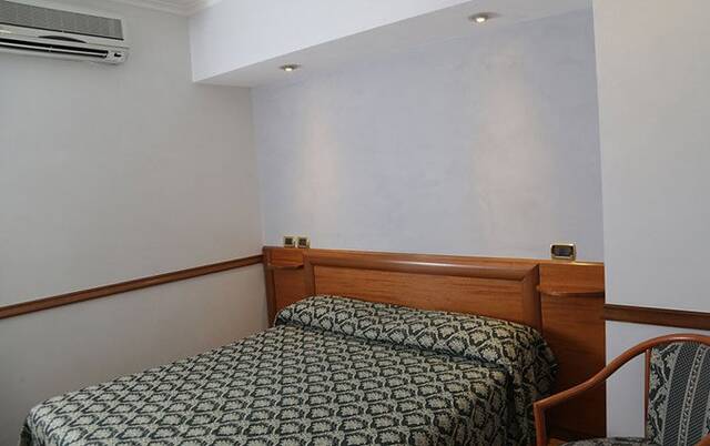 tweepersoonsbed van Hotel Santa Prassede Rome