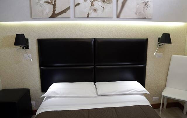 Tweepersoonsbed van Hotel Santa Prassede Rome