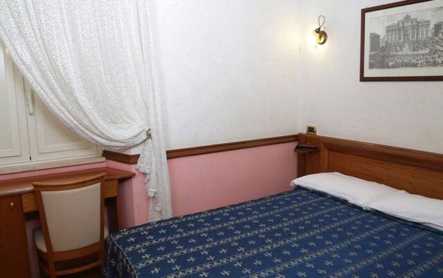 tweepersoonsbed van Hotel Santa Prassede Rome