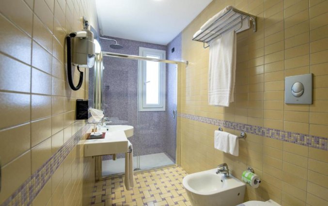 Badkamer van een tweepersoonskamer van Hotel Artemis op Sicilie