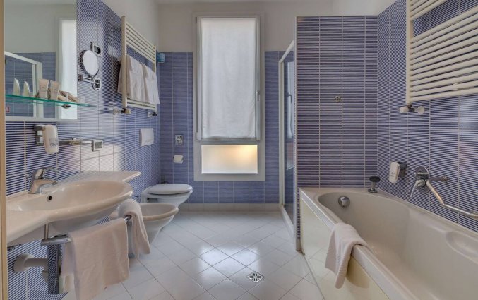 Badkamer van een tweepersoonskamer van Hotel Best Western Plus Bologna in Venetie