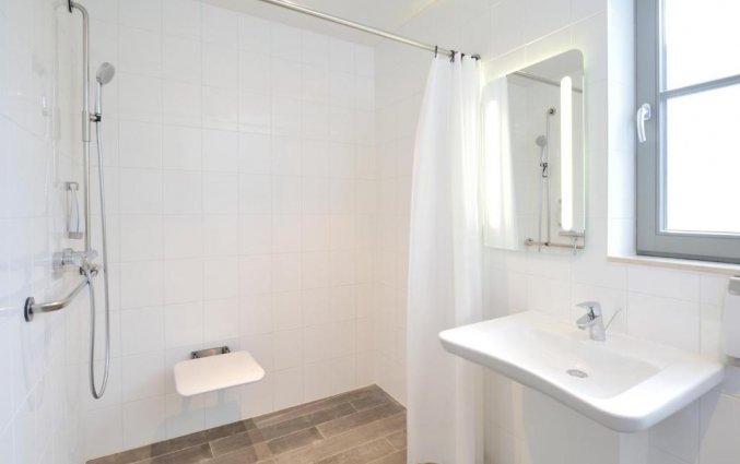 Badkamer van een tweepersoonskamer van Hotel ibis De Haan aan de Belgische Kust
